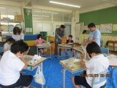 粘土をこねる