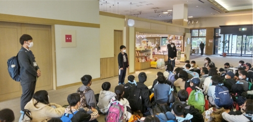 聞法会館に到着しました。 四日市市立桜台小学校